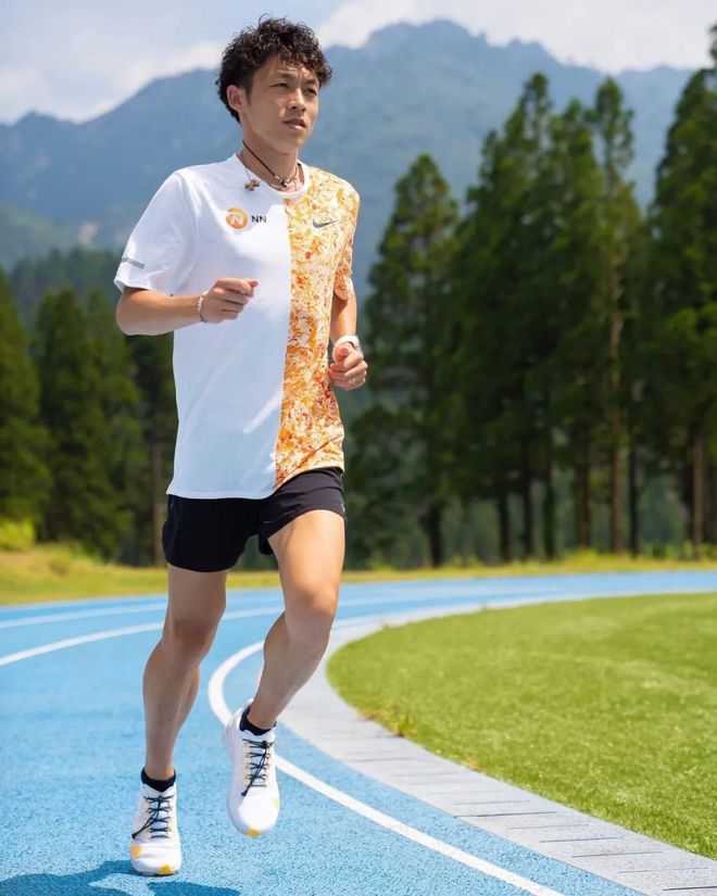 江南体育- 公开赛巅峰对决！岭南独角兽队惊险晋级关中鲨队队，马拉松赛场再起波澜；边后卫成为亮点